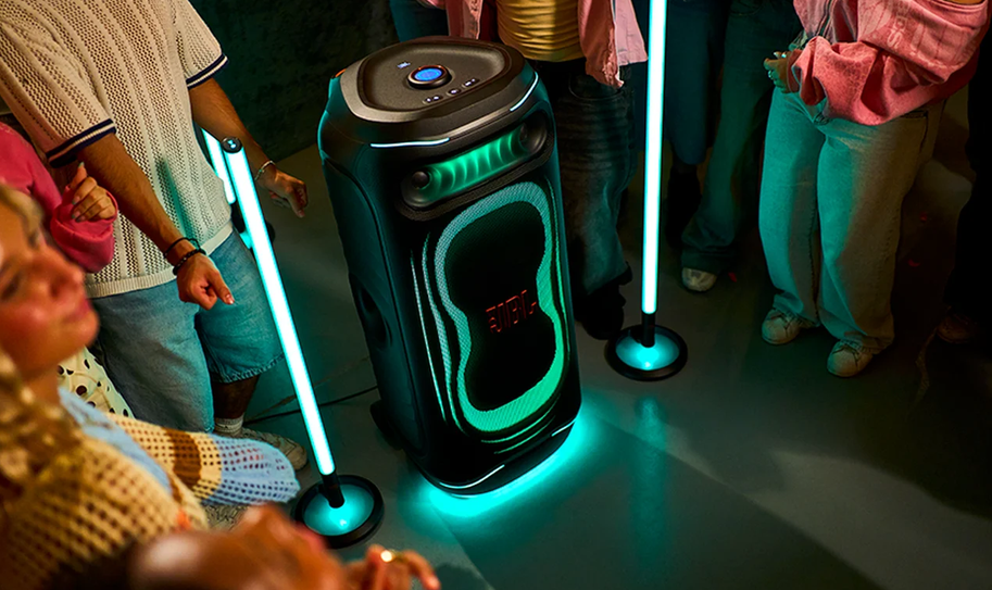 JBL PartyBox Ultimate 2 ponúka neskutočnú variabilitu. Vďaka Wi-Fi 6 a Bluetooth LE Audio môžete streamovať hudbu v bezstratovej kvalite cez AirPlay 2, Google Cast™, Spotify Connect, Tidal Connect či Roon Ready. 