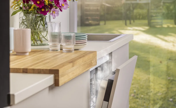 Po skončení umývacieho cyklu sa dvierka umývačky automaticky mierne pootvoria, aby mohla uniknúť prebytočná para