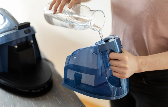 Jednoducho odnímateľná nádoba na vodu má kapacitu až 1,5 litra, čo vystačí na niekoľko hodín žehlenia.