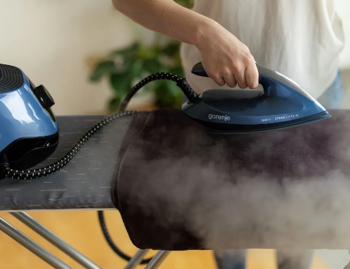 Para je kľúčom k žehleniu, pretože pomáha rýchlo odstraňovať záhyby. Para preniká do vlákien tkaniny a teplo z žehličky ich následne udrží v správnej polohe.