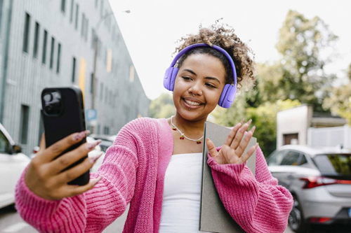 JBL Tune 530BT: Dva smerové mikrofóny zabezpečujú presné snímanie hlasu a redukciu okolitého hluku.