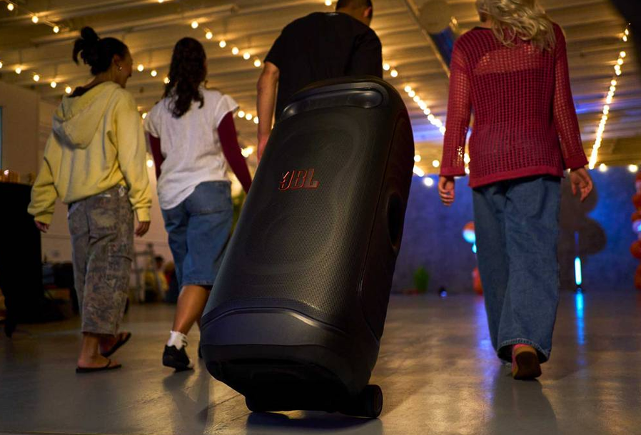 Robustné zväčšené kolieska a pevná ergonomická rukoväť zaisťujú plynulú a bezpečnú manipuláciu reproduktora JBL Partybox Ultimate 2 na akomkoľvek povrchu.