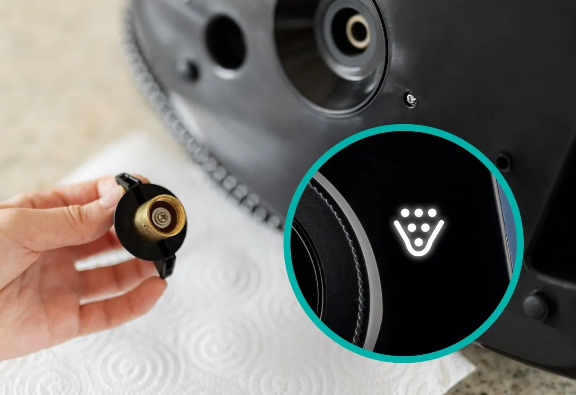 Keď sa zobrazí varovanie, zberač je potrebné vyčistiť. Tvorbe vodného kameňa možno predísť používaním destilovanej vody.