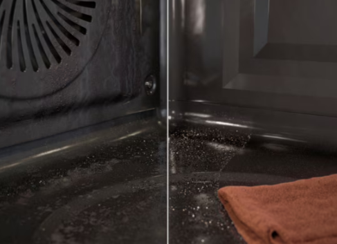 Funkcia čistenia pyrolýzou premení tuky a zvyšky jedál pomocou vysokej teploty na popol, ktorý jednoducho zotriete vlhkou handričkou.