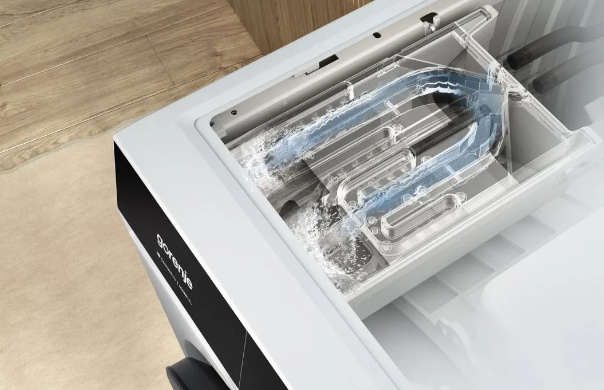 Zvyšky pracieho prostriedku a vlhkosť v zásuvke môžu podporovať vznik plesní a baktérií a vyžadujú pravidelné ručné čistenie. 