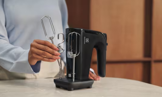 Electrolux EHM4B ručný mixér ponúka podstavec na príslušenstvo