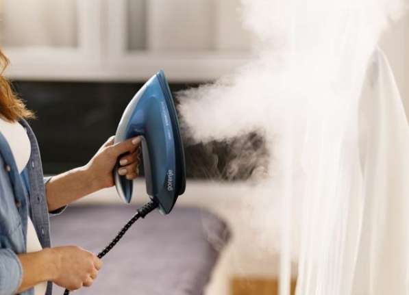 Ľahká, kompaktná a ergonomická žehliaca jednotka s dlhým parným káblom vám umožní efektívne žehliť aj vo vertikálnej polohe.