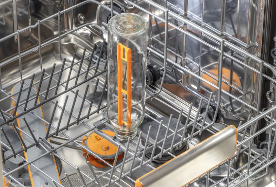 Vodný lúč pod tryskou dosiahne hlboko do ťažko dostupných miest, odstráni odolné škvrny a zabezpečí, že každá fľaša bude žiarivo čistá a hygienická.