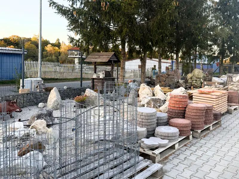 Okrasné kamene, gabionové koše a šľapáky v areáli SALY Centrum