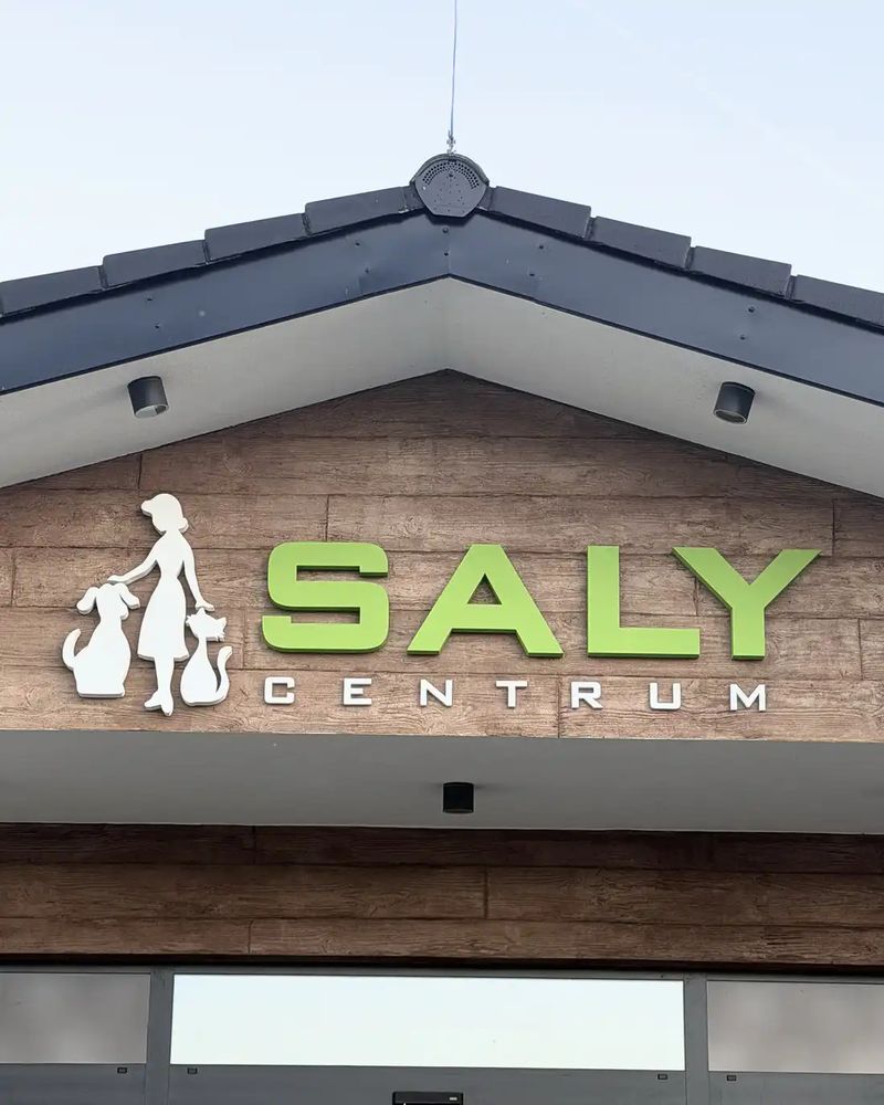 Logo SALY Centrum na drevenej fasáde predajne
