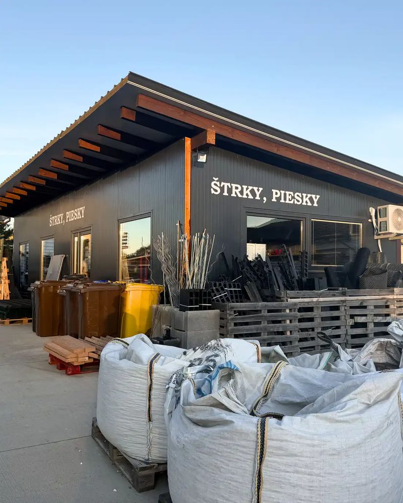 Predajňa „Štrky, piesky“ a big bagy s okrasnými kameňmi v areáli SALY Centrum