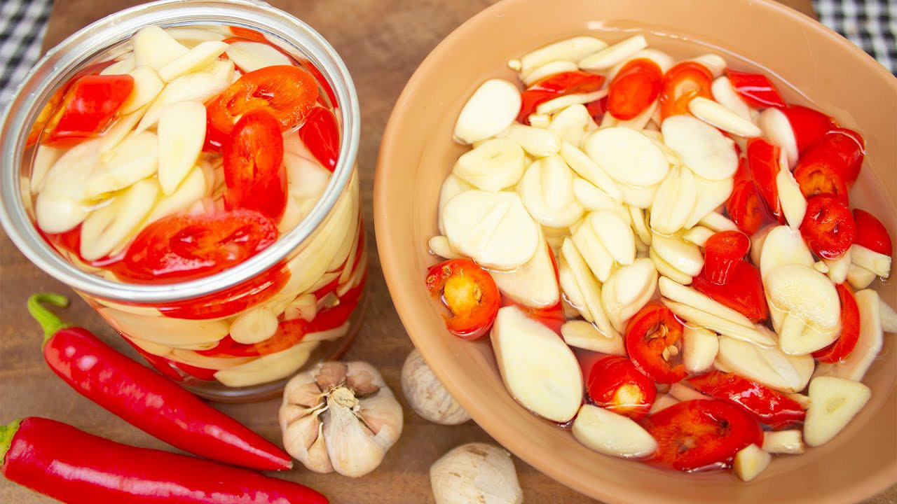 RECEPT | Nakládaný česnek s chilli Giấm tỏi ớt