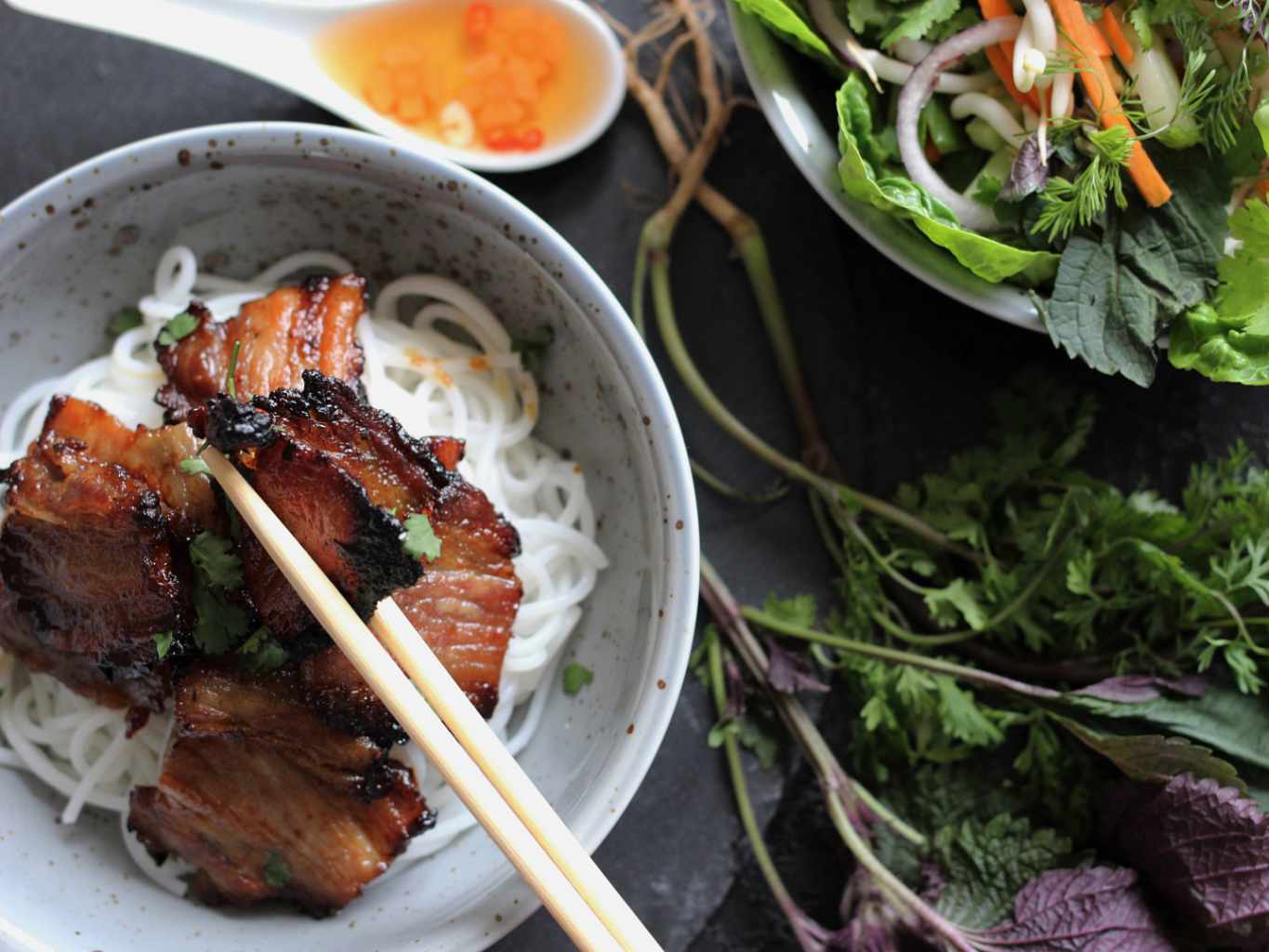 RECEPT | Vietnamský grilovaný bůček Bún chả