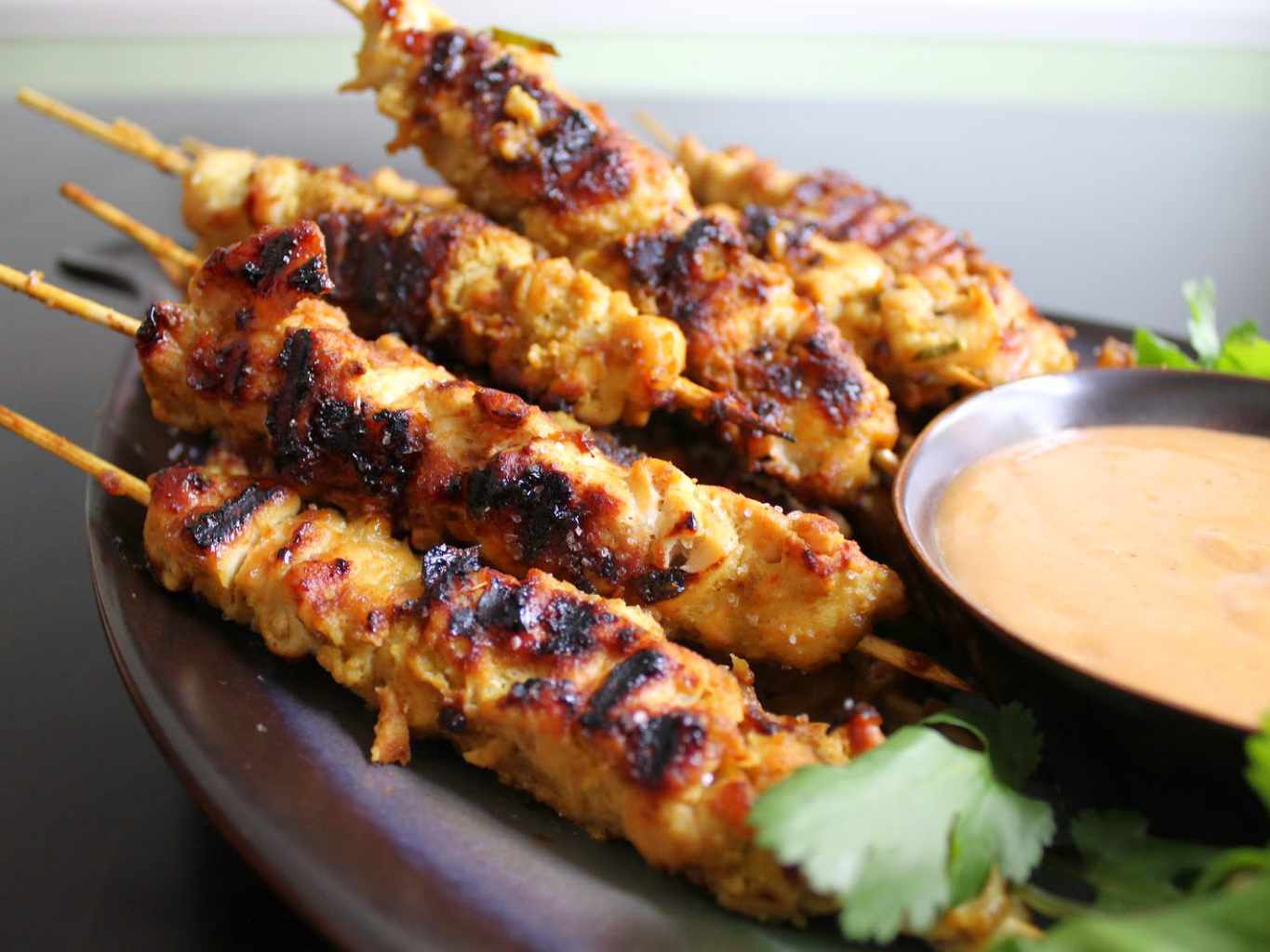 RECEPT | Indonéské grilované špízy s arašídovou omáčkou Satay