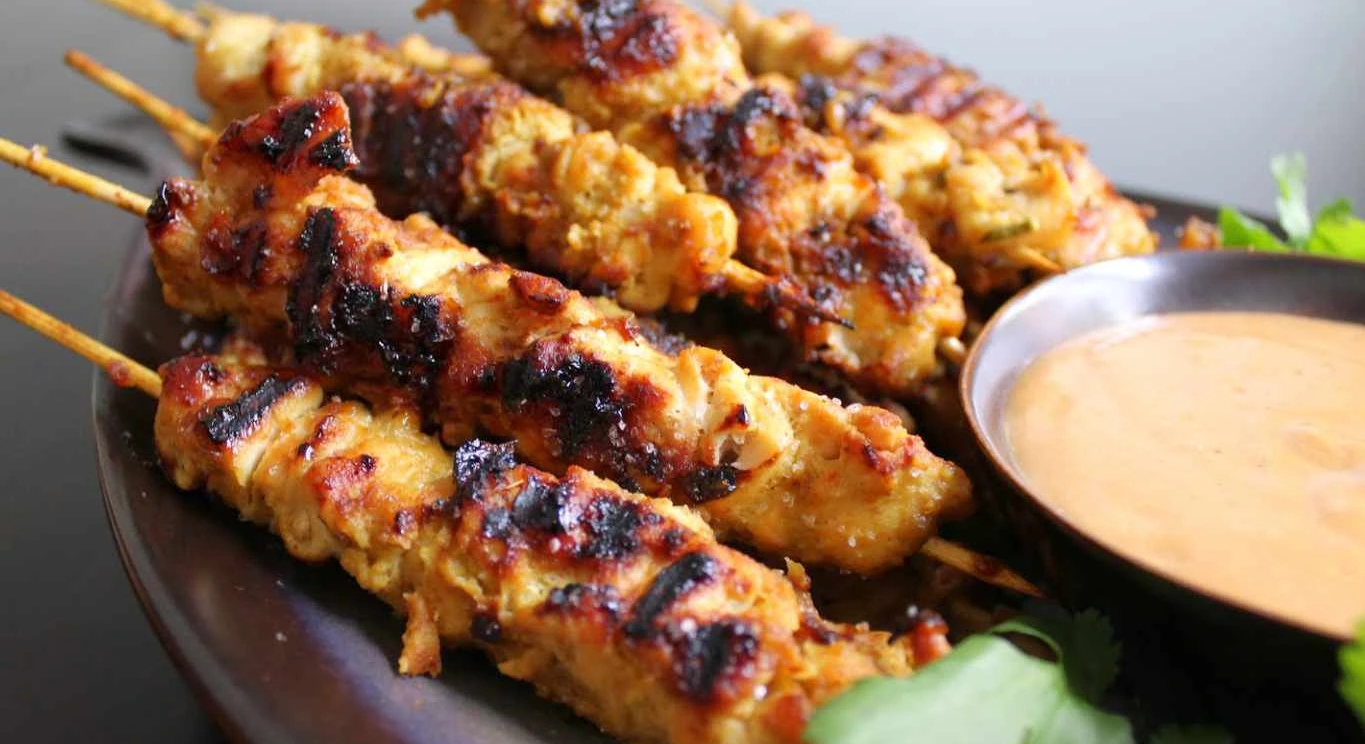 RECEPT | Indonéské grilované špízy s arašídovou omáčkou Satay