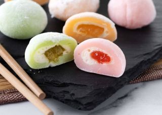 Mochi je tradiční japonský dezert vyrobený z lepkavé rýže nebo rýžové mouky. Má měkkou, pružnou konzistenci a často se...