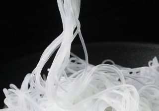 Skleněné nudle jsou tenké, průhledné nudle, které se vyrábí hlavně ze škrobu – nejčastěji z mungových fazolí, brambor nebo...