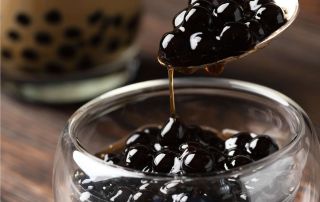 Znáte tapiokové perly? 🧋 Tapiokové perly jsou malé kuličky vyrobené z tapiokového škrobu, který se získává z kořene...