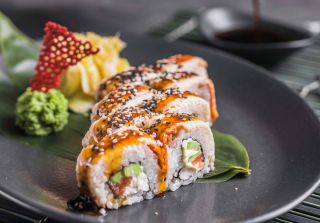 Možná jste si všimli, že většina sushi rolí obsahuje tmavě zelenou mořskou řasu zvanou nori. Ale co když vám nechutná,...