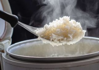 Lepivá rýže, známá také jako sticky rice, je druh rýže s měkkou a soudržnou strukturou. 🤭 Po uvaření se zrnka drží...