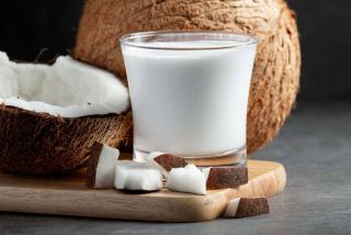 Domácí kokosové mléko má jednu velkou výhodu – přesně víte, co pijete. Neobsahuje žádné přidané látky, konzervanty ani...
