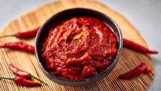 Gochujang je korejská fermentovaná pasta z červeného chilli, rýže a sóji. Má výraznou pikantní chuť s lehce nasládlým...