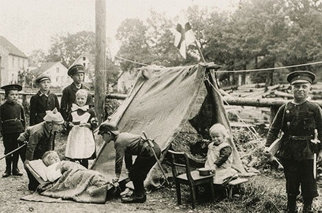 Rodina Benkových u stanu před továrnou Edelmann & Ridder, kolem roku 1917