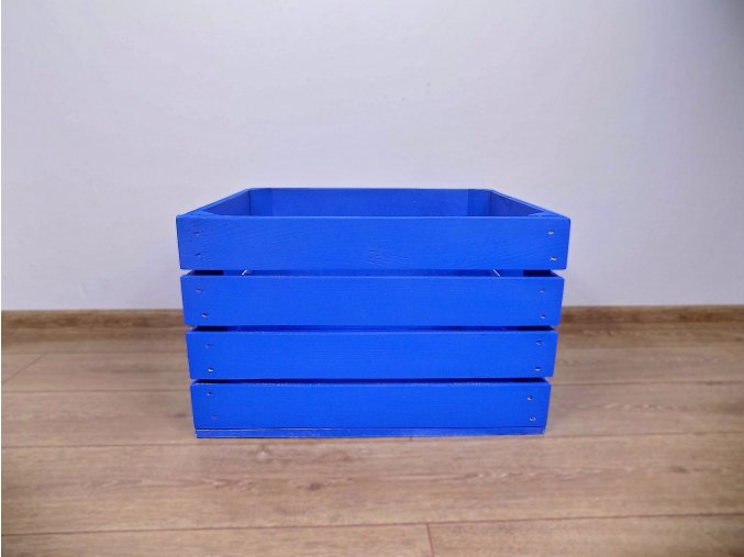 sytě modrá dřevěná bedýnka měřící 50x40x30 cm 