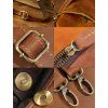 Detaily pánskej koženej crossbody tašky