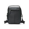 Zadná strana hnedej pánskej koženej crossbody tašky