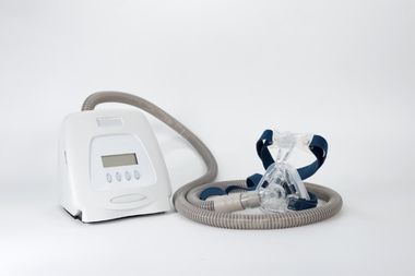 CPAP prístroj s hadicou a maskou používaný pri spánkovom apnoe