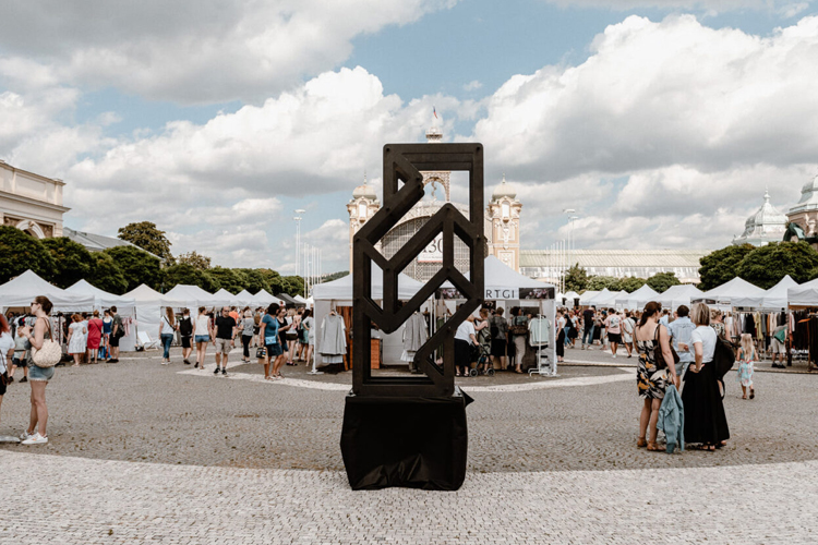 SANTAI A PRVNÍ MARKET, DYZAJN MARKET