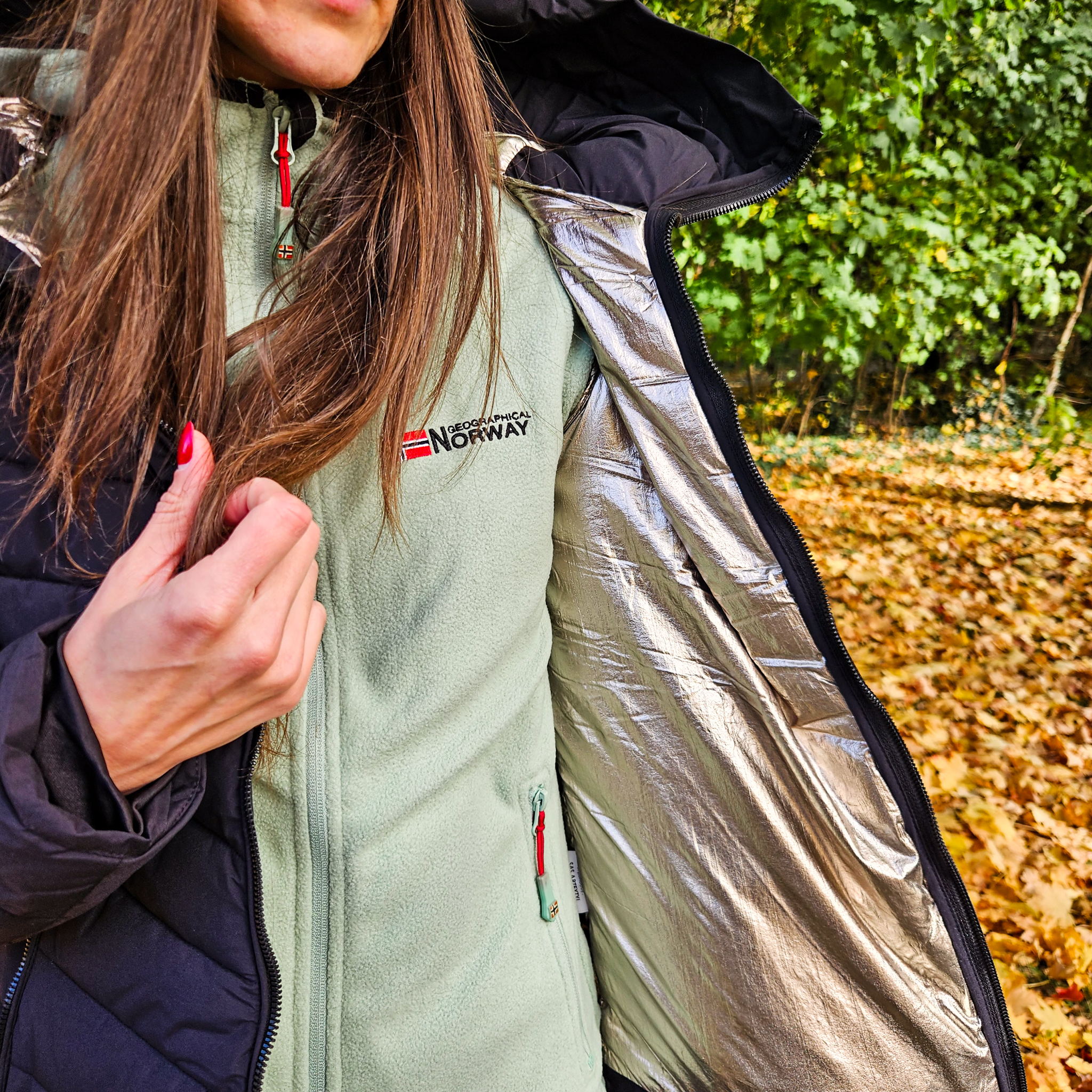 Detail bundy AMANDINE – prošívání a zapínání