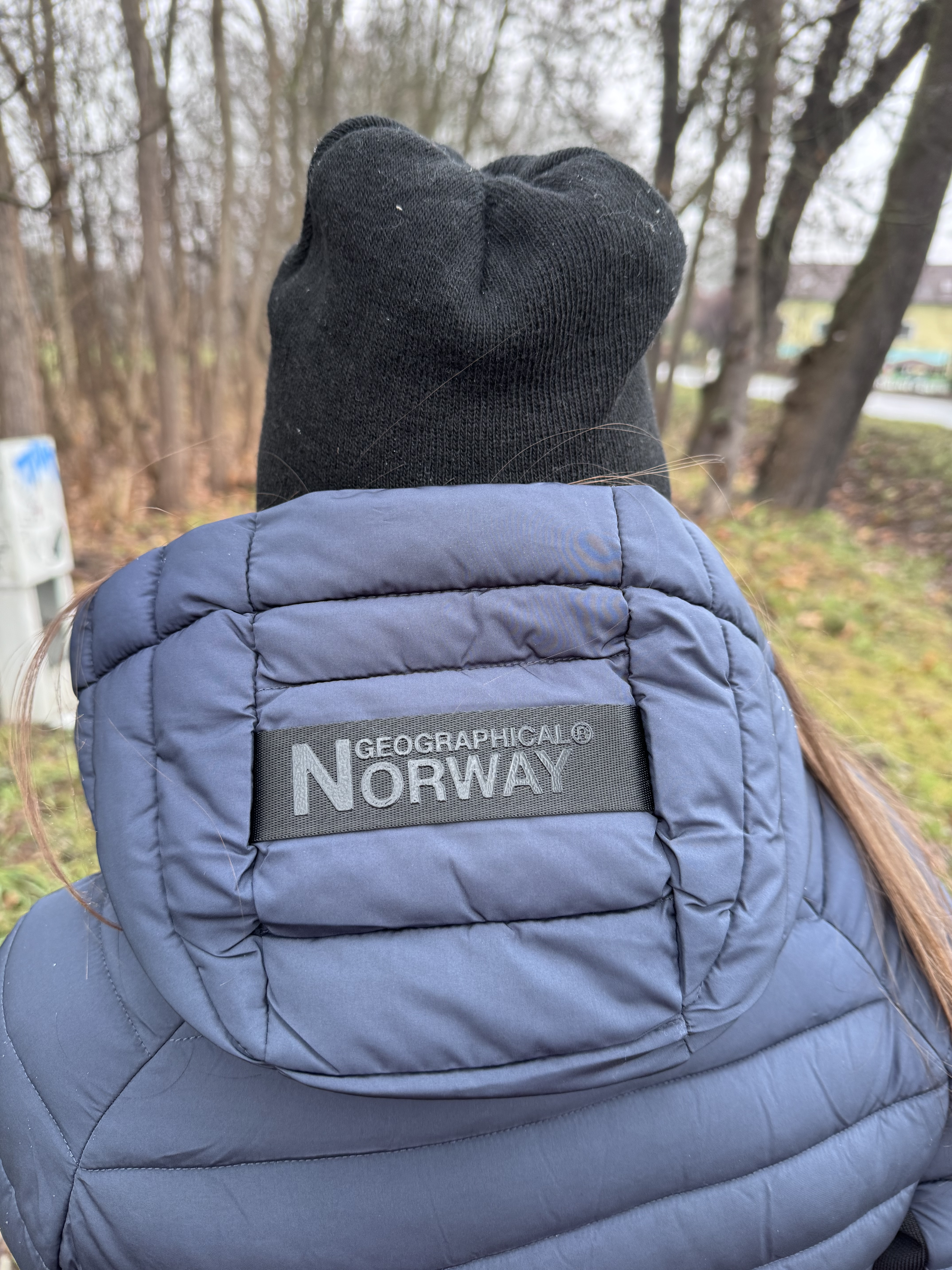 ARETHA – žena v bunde v meste