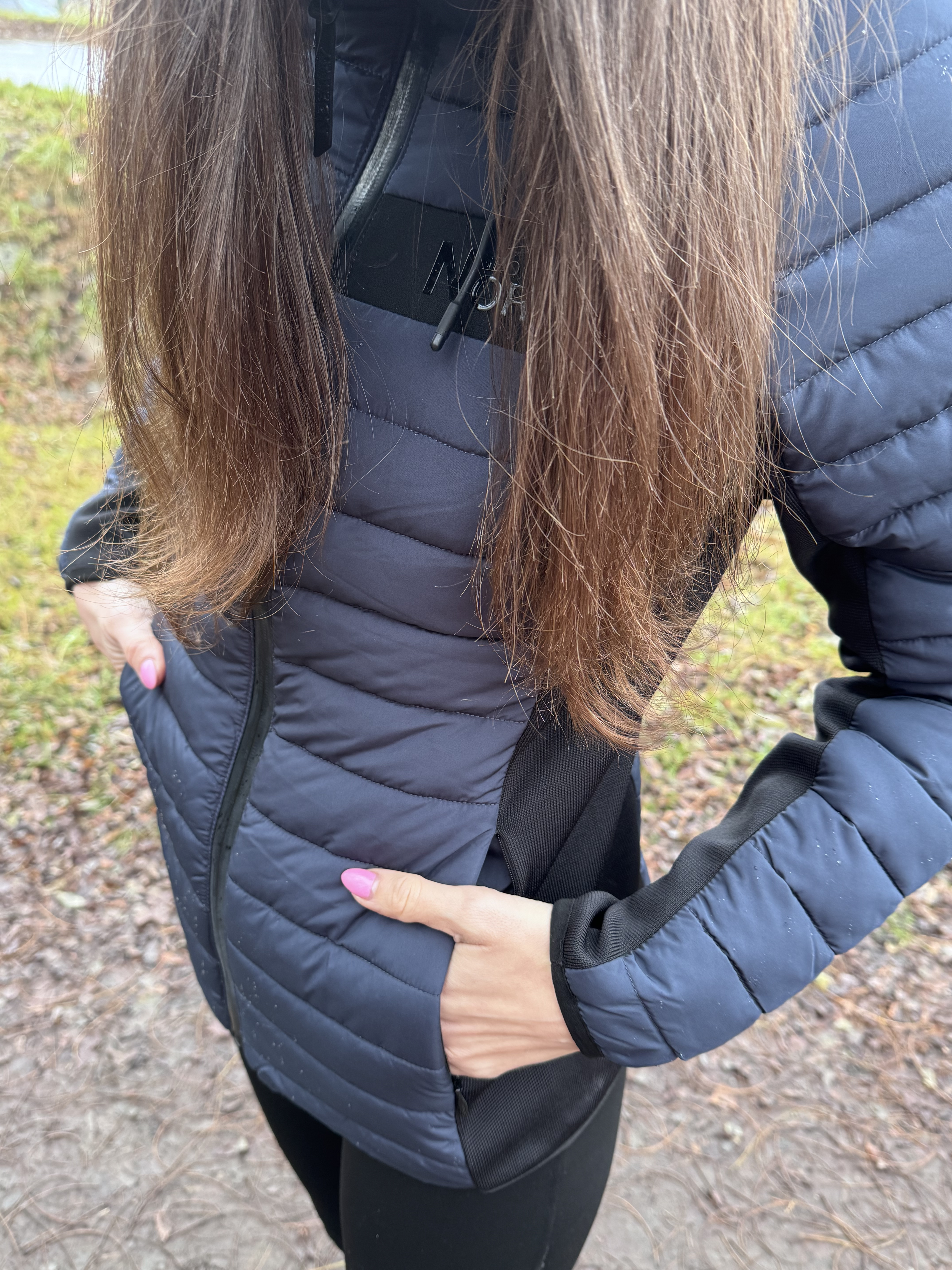 Detail bundy ARETHA – prešívanie a zips