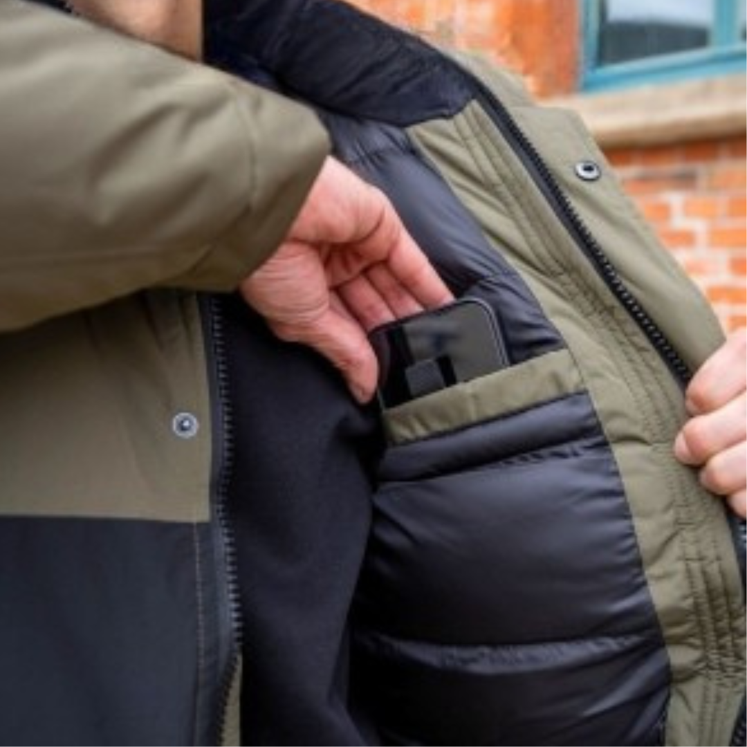 Lawinenstar – detail goliera a kapucne zboku