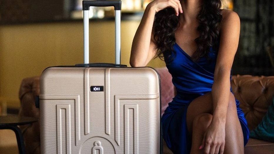 Pod pokrievkou Sapela. Ako prebieha vykládka kufrov?