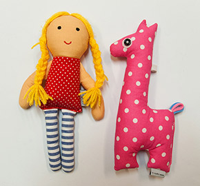 Vypraná panenka a knoflíková žirafka