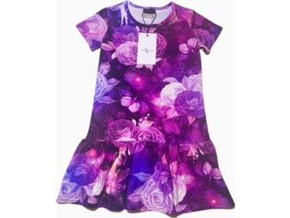 fialové květy s motýli