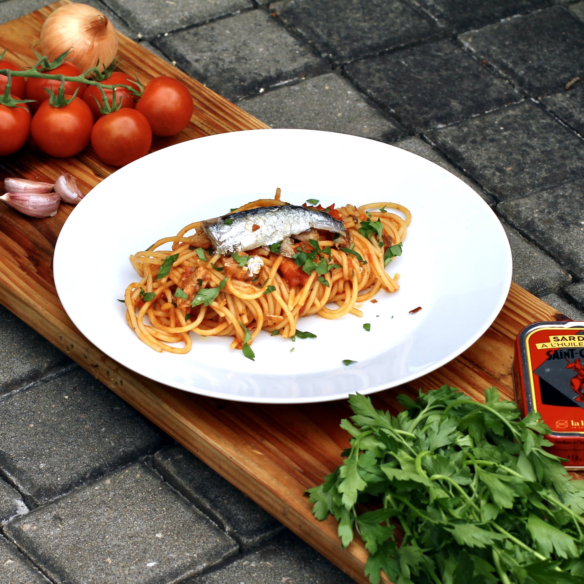 Sardinky se špagetami a rajčatovou omáčkou