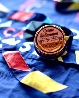 Malá plechovka, velký efekt – krémová pomazánka z lososa s estragonem připravená k použití v okamžiku: 🥖 Rychle namazat na...