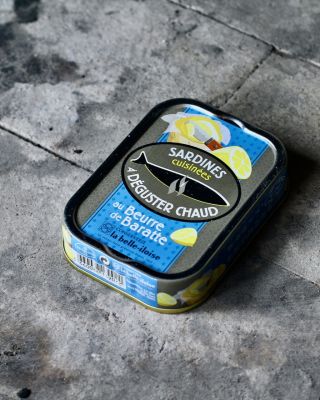 🧈🌊 Sardinky, které vám připomenou vůni bretaňských palačinek u moře. Edice Cuisinées spojuje jemné sardinky se slaným...