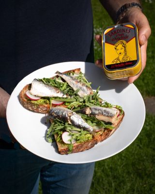 ☀️ Víkendový brunch jinak. Sardinky jako hvězda stolu, nula vaření. Stačí: 🥖 Kváskový chléb 🐟 2 druhy sardinek 🧀 Krémový...