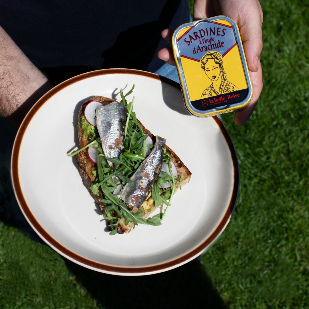 Avokádový chlieb so sardinkami v arašidovom oleji