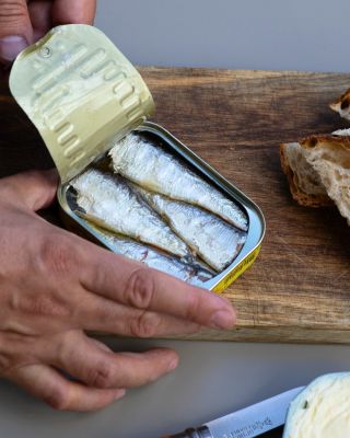 🥖 Maslo, chlieb, sardinky. A nič viac netreba. Keď chcete cítiť čistú chuť ryby, siahnite po klasike: sardinky v...