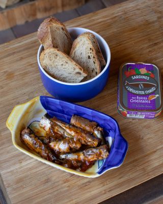 🌍 Jedna plechovka, cesta do Orientu. Sardinky La Belle-Iloise s orientálnym korením spájajú paradajky, papriku, cesnak,...