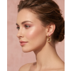 nausnice-s-dvojitym-kapkovitym-designem-ve-zlatem-tonu-s1205_modelka