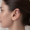 earcuff-v-cernem-minimalistickem-designu-s1409-model1