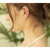 Pozlacený ušní šperk s elegantním tvarem SARINESS na uchu