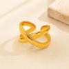 elegantni-nastavitelny-prsten-s-prekrizenym-designem-ve-zlate-barve-s1020 lifestyle